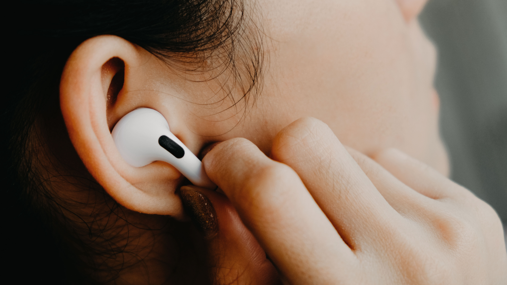 Mulher usando os seu fone de ouvido Apple AirPods 2