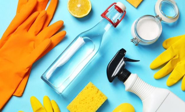 Para tirar manchas da cama o vinagre e o bicarbonato de sódio são bons aliados. (Imagem: Reprodução/Shutterstock)