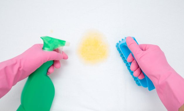 Essa mistura para limpar o colchão com urina retira a mancha deixada na superfície. (Imagem: Reprodução/Shutterstock)