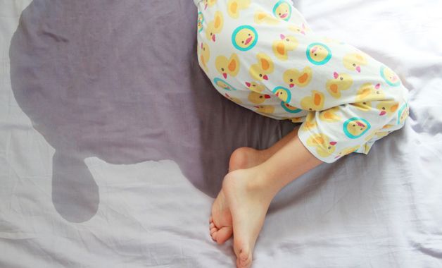 Além do odor, a urina pode deixar manchas no colchão. (Imagem: Reprodução/Shutterstock)