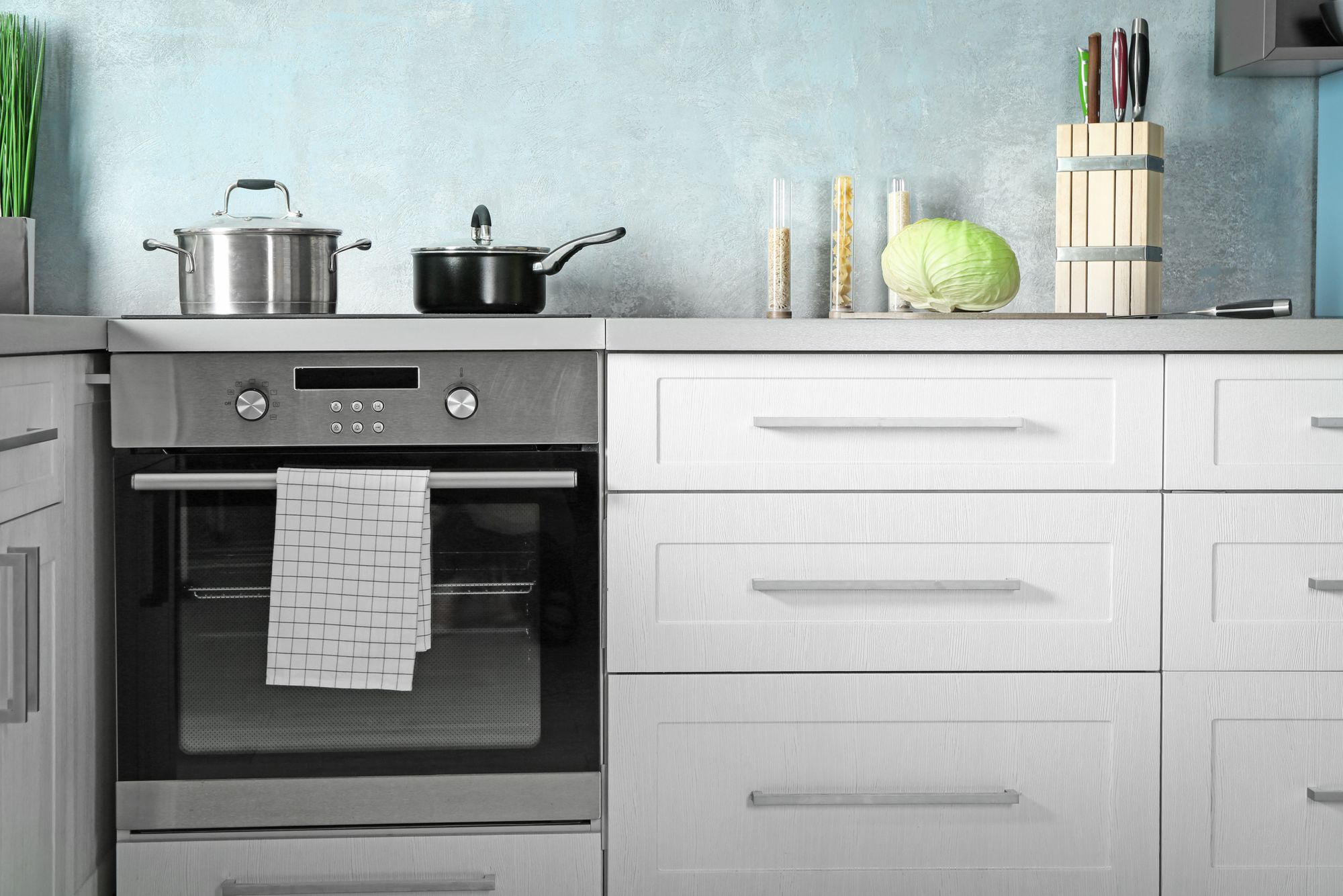 Modelo de fogão de embutir numa cozinha planejada. (Imagem: Reprodução/Shutterstock)