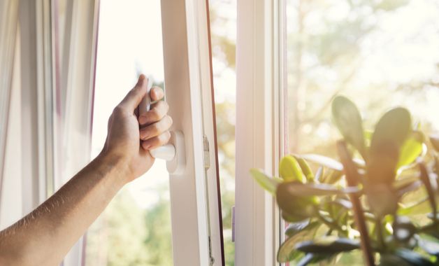 Manter o quarto arejado é muito importante para evitar que o colchão fique úmido. (Imagem: Reprodução/Shutterstock)