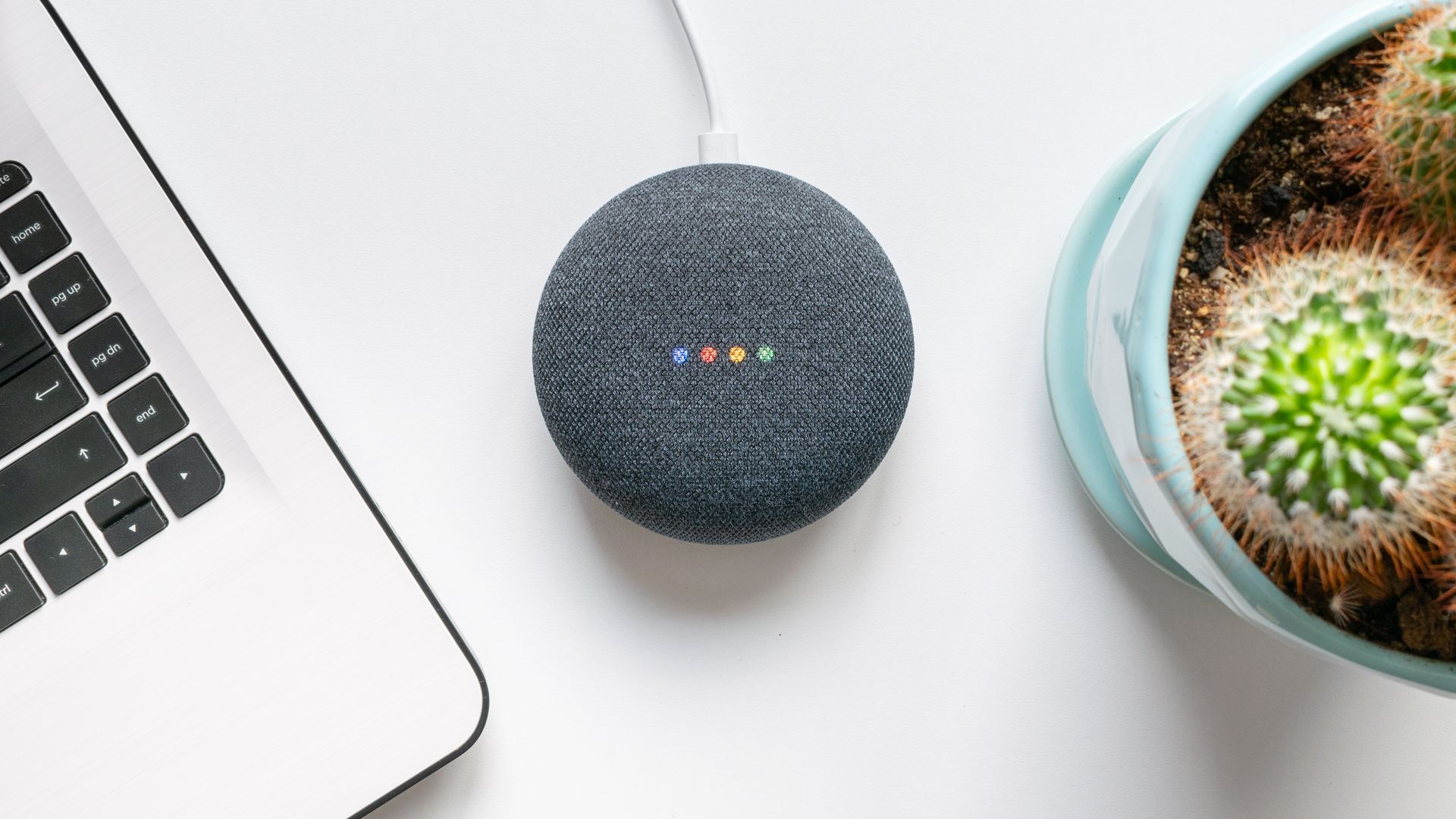 Google Nest Mini é uma caixa de som inteligente que pode facilitar a rotina do seu par (Imagem: CoinUp/Shutterstock)