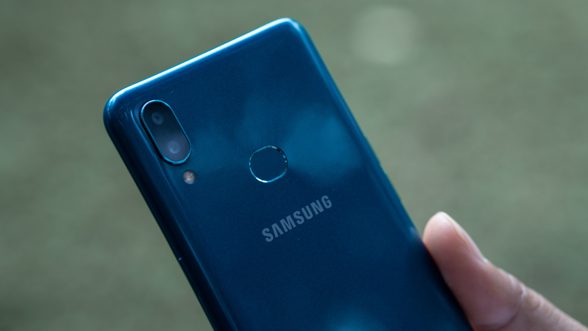 Galaxy A10s é um celular básico com câmera dupla. (Imagem: Lukmanazis/Shutterstock)