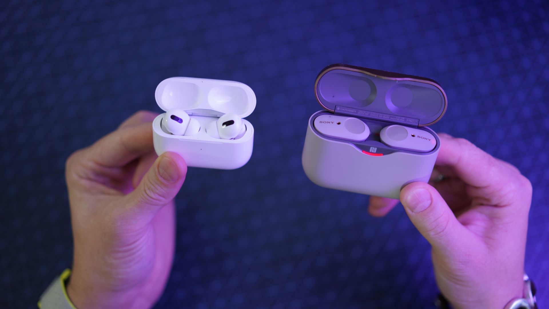 AirPods Pro e Sony WF-1000XM3 são os melhores fones de ouvido true wireless em 2020. (Imagem: Mr.Mikla/Shutterstock)