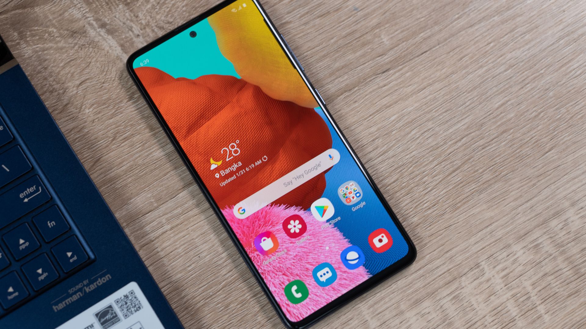 Galaxy A51 tem tela Super AMOLED (Imagem: Lukmanazis/Shutterstock)