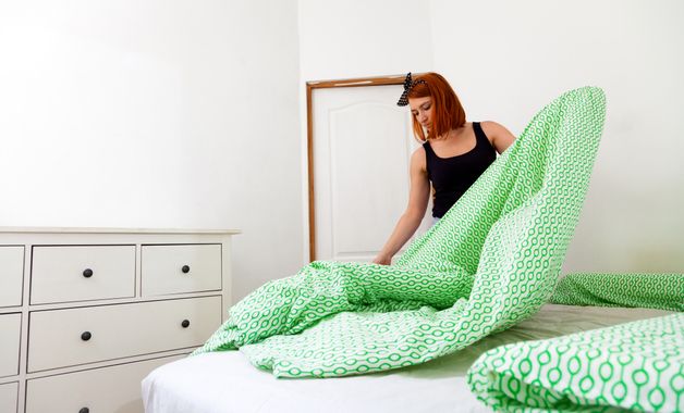 Retire a roupa de cama com cuidado para evitar que a poeira se espalhe. (Imagem: Reprodução/Shutterstock)