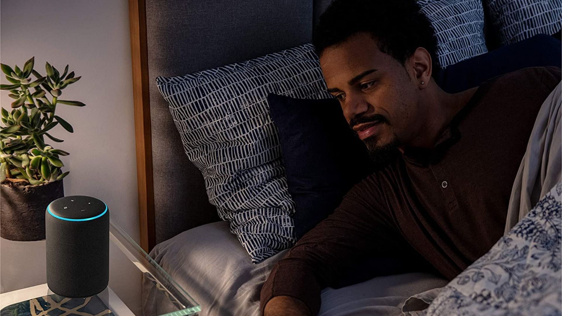 O Echo 3ª geração é capaz de acender as luzes da casa, assim que acordar. (Imagem: Divulgação/Amazon)