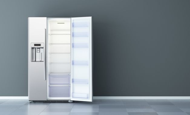 Geladeira Side by Side com dispenser de água na porta. (Imagem: Reprodução/Shutterstock)