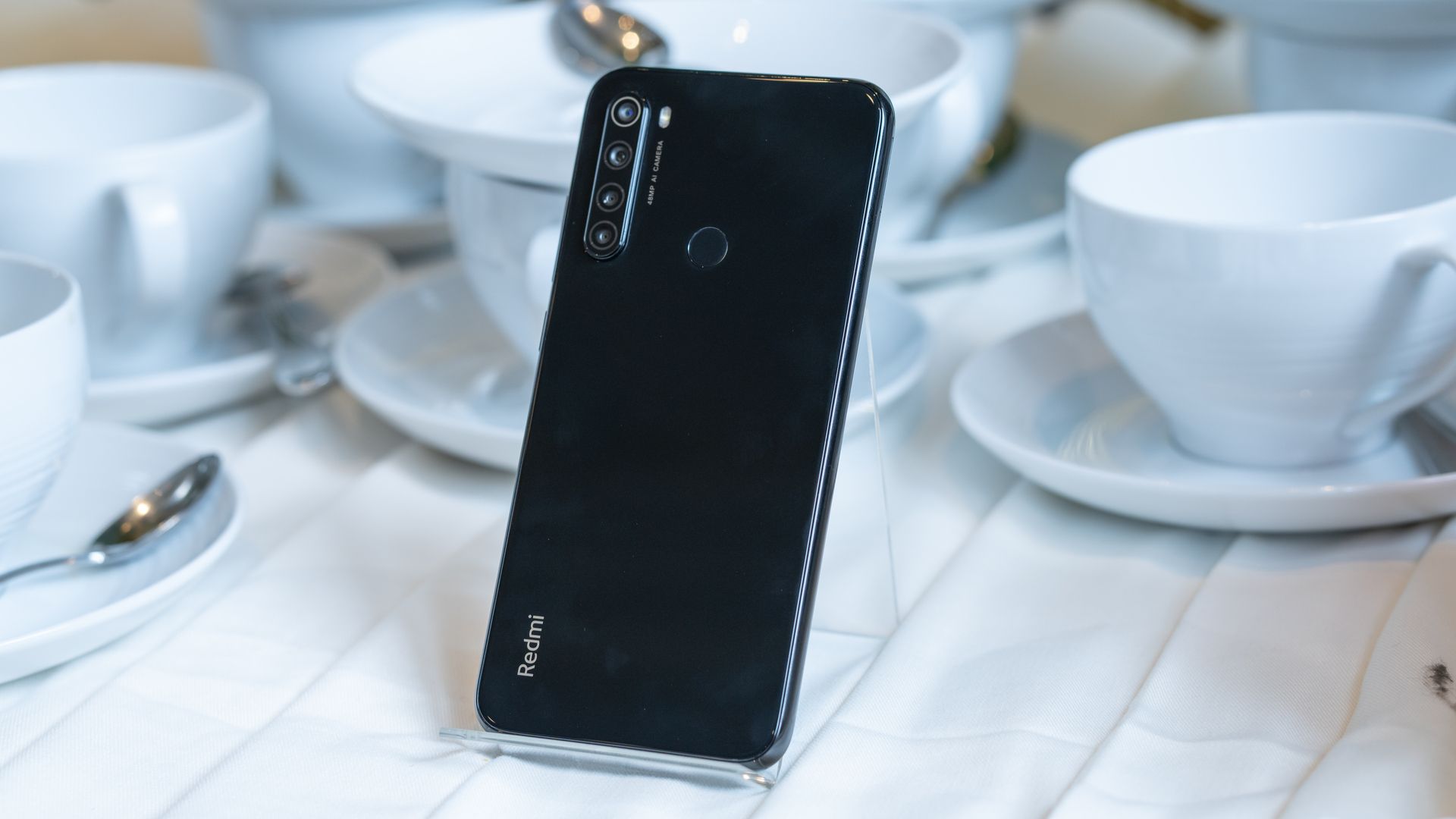 Traseira do Redmi Note 8 tem revestimento em vidro. (Imagem: Lukmanazis/Shutterstock)