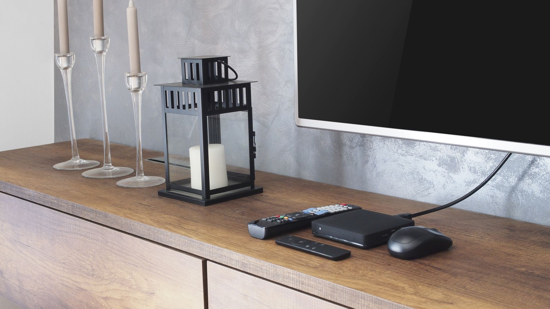 TV Box é um aparelho que transforma TV convencional em smart. (Imagem: Reprodução/Shutterstock)