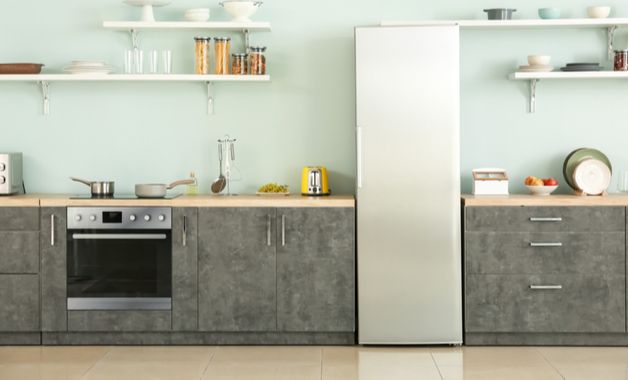 Geladeiras pequenas são boas opções para quem não tem muito espaço, mora sozinho ou com poucas pessoas. (Imagem: Reprodução/Shutterstock)