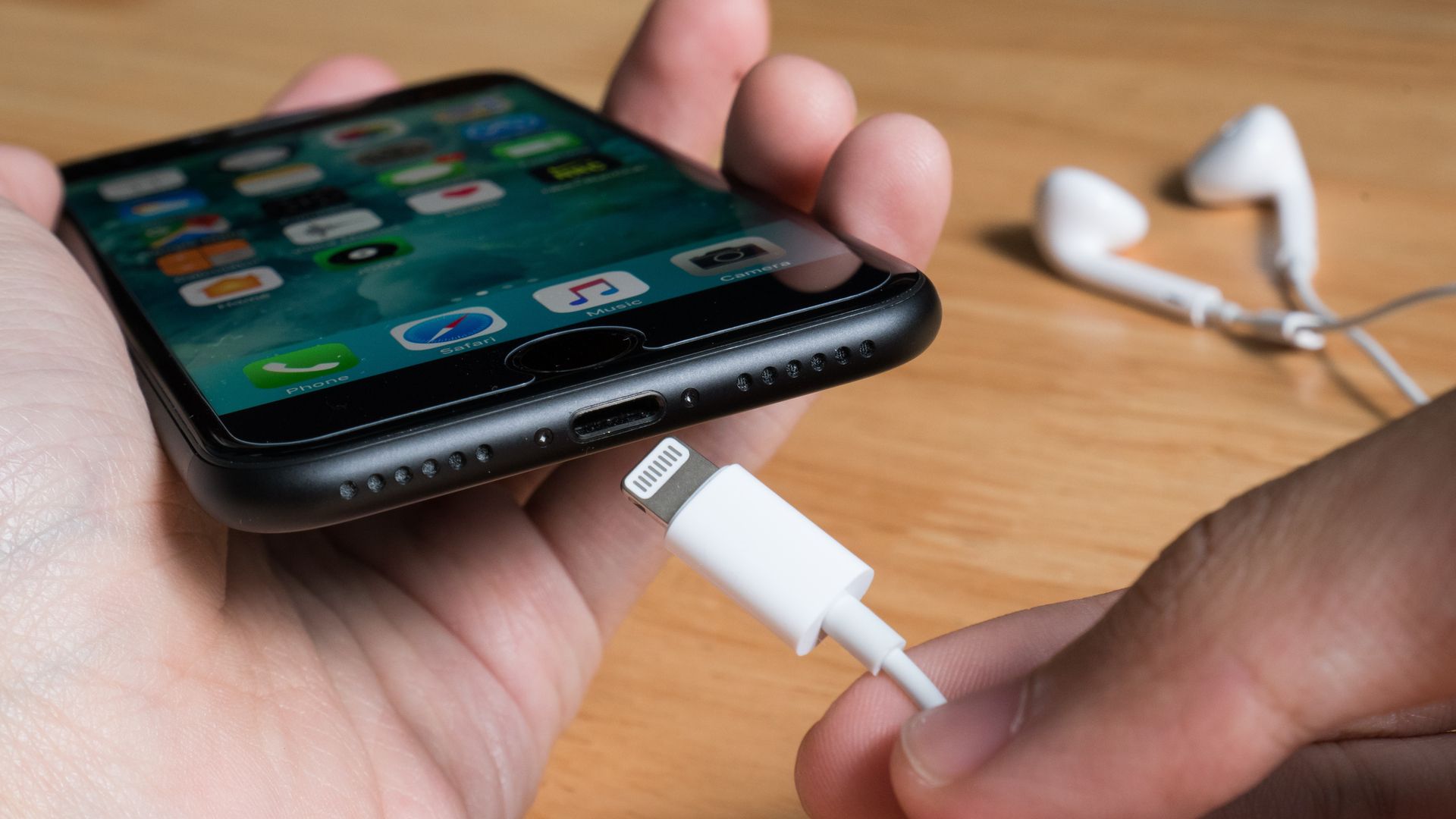 Cabo Lightning do iPhone costuma ter uma vida útil bem curta. (Imagem: Wachiwit/Shutterstock)