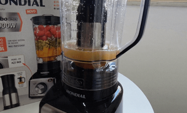 Tangerina sendo batida dentro do filtro do liquidificador Mondial Turbo para fazer suco. (Vídeo: Brigida Nogueira/Zoom)
