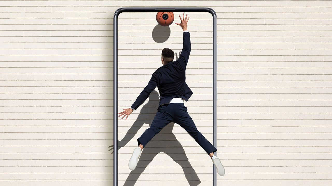 O Galaxy A71 tem tela com poucas bordas (Foto: Divulgação/Samsung)