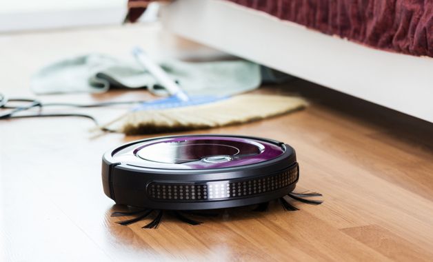 Os aspiradores de pó robôs são bons aliados na hora da limpeza com praticidade. (Imagem:Reprodução/Shutterstock)