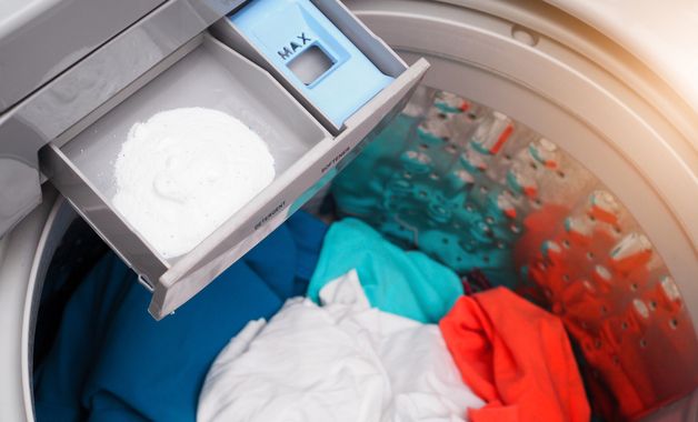 Máquina de lavar com abertura superior e dispenser de sabão em pó aberto