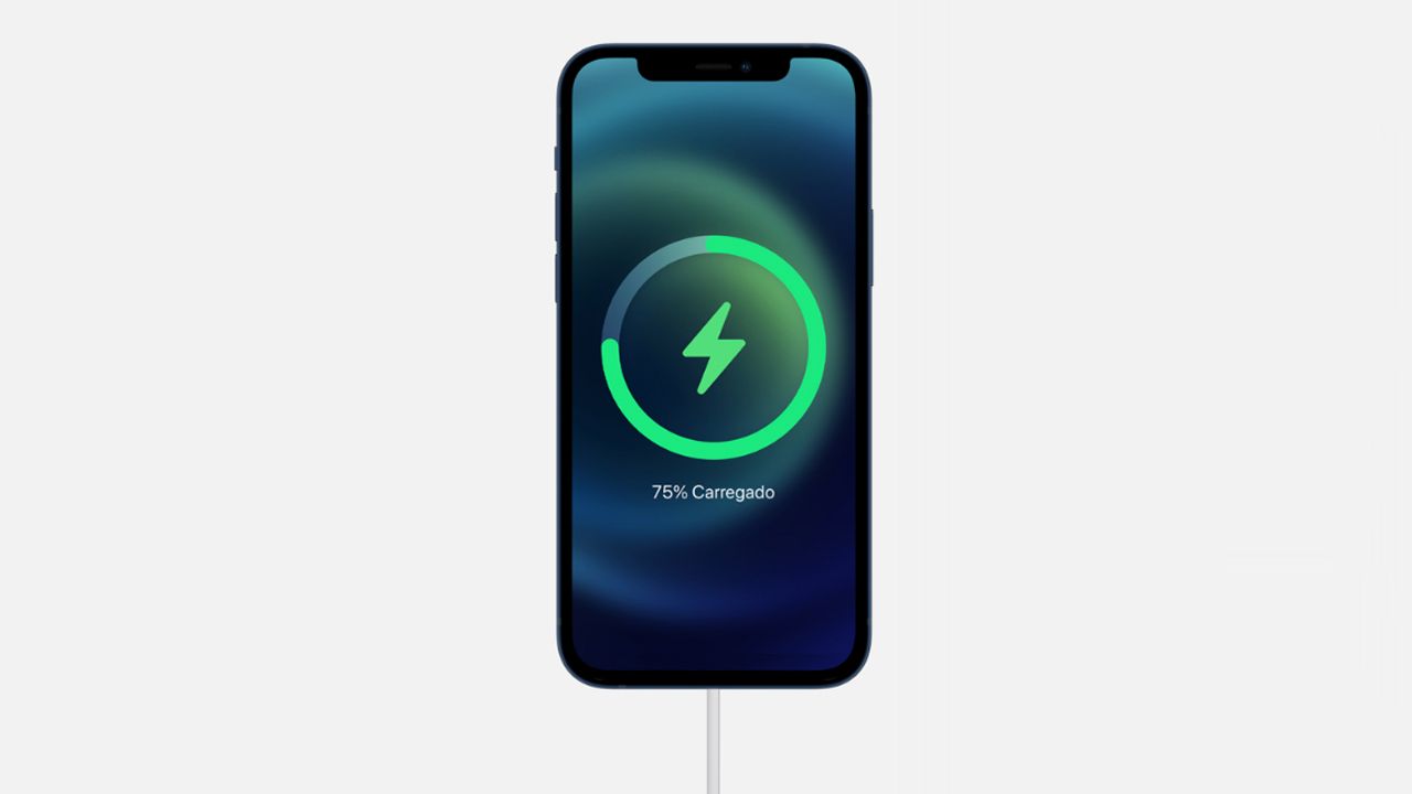O iPhone 12 Pro Max tem carregamento turbo e carregamento sem fio. (Foto: Divulgação/Apple)