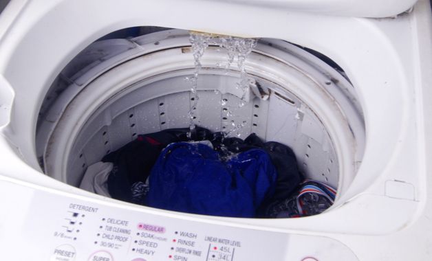 Por fim, escolha o nível de água de acordo com o volume de roupas. (Imagem:Reprodução/Shutterstock)