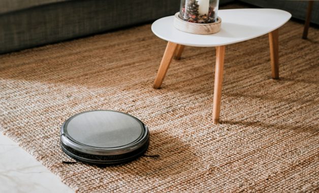 O aspirador robô consegue trabalhar em tapetes e carpetes. (Imagem:Reprodução/Shutterstock)