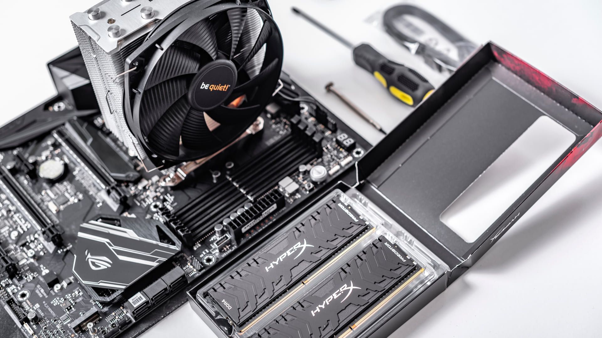 A necessidade de possuir uma placa-mãe adequada é uma das principais dicas da lista. (Foto:Den Rozhnovsky / Shutterstock.com)