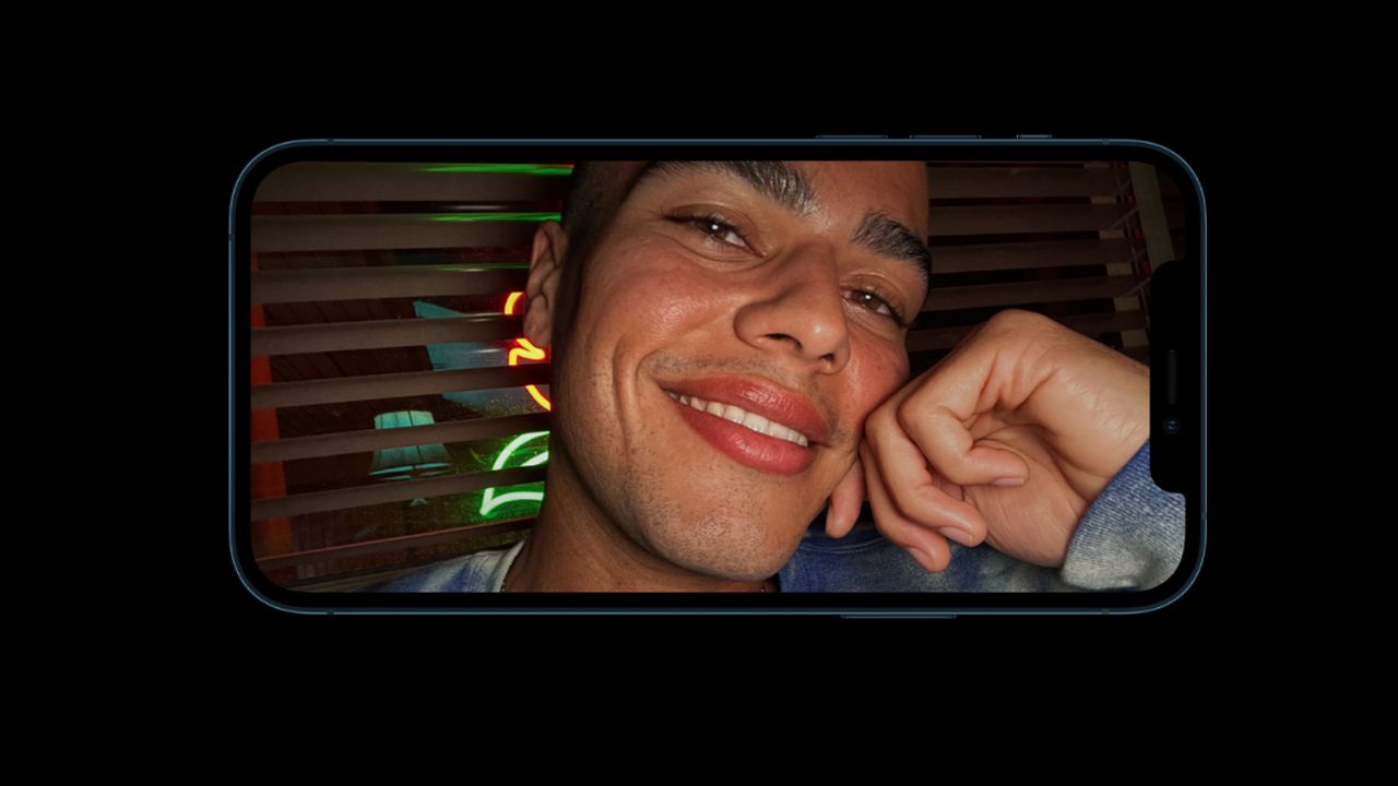 A câmera de selfies do iPhone Pro Max também tem modo noturno. (Foto: Divulgação/Apple)