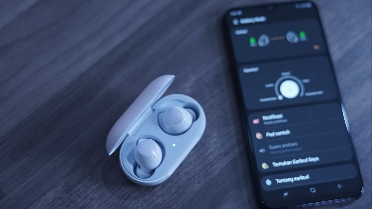 Os Galaxy Buds são excelentes fones TWS que podem entrar em promoção na Black Friday. (Foto: Shutterstock)