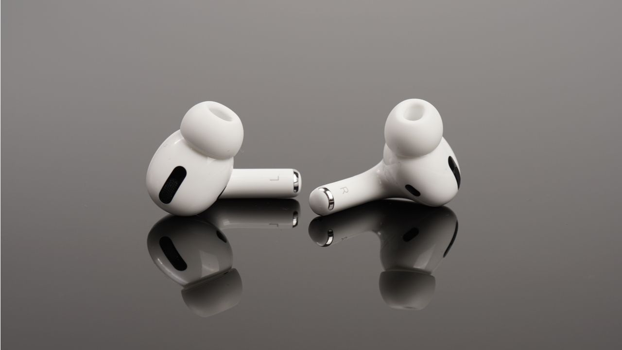 Os Airpods Pro estão entre os melhores e mais desejados fones bluetooth do mercado. (Foto: Shutterstock)