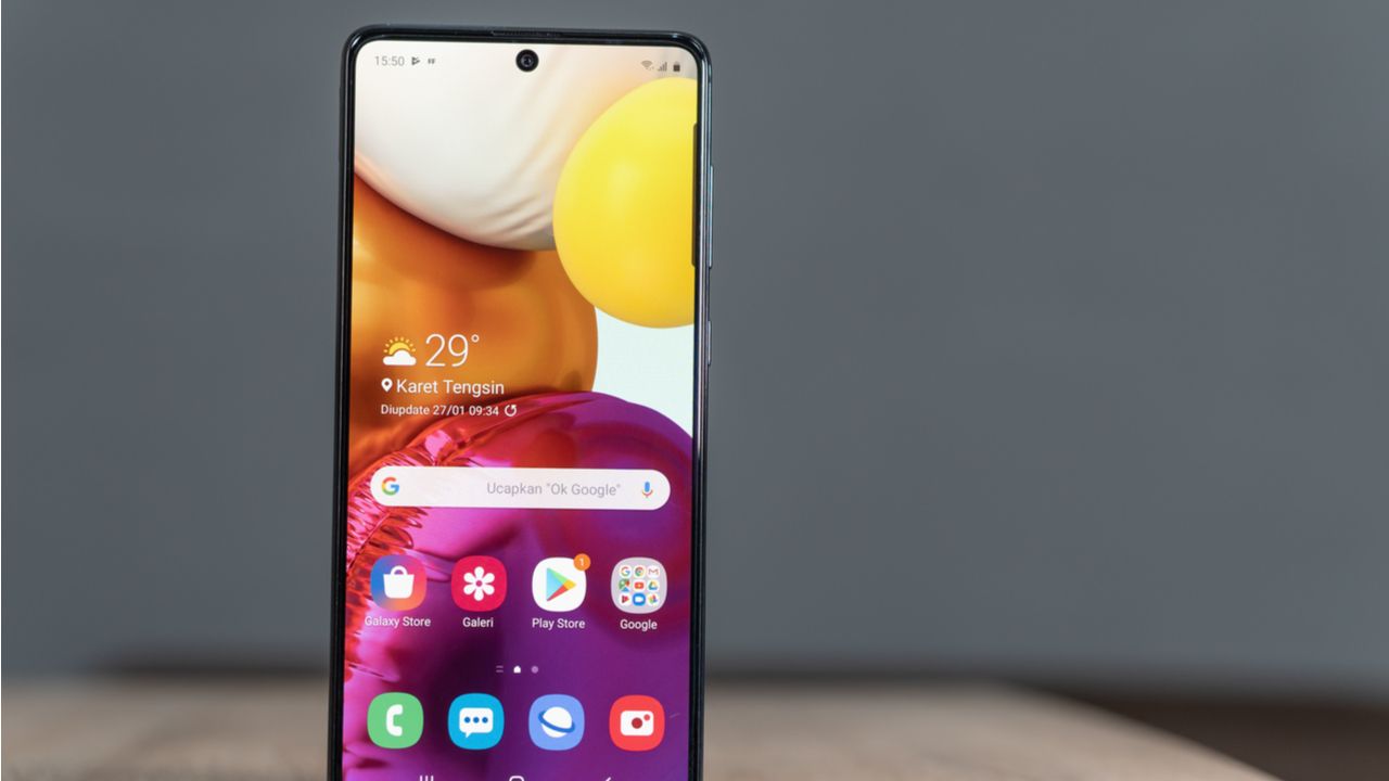 O Galaxy A71 é um intermediário premium que pode se tornar uma ótima opção na Black Friday. (Foto: Shutterstock)