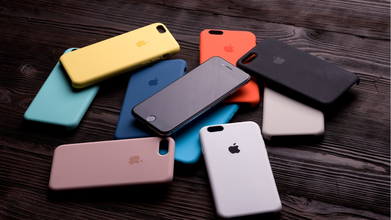 As capas evitam danos ao celular devido a quedas ou poeira. (Foto: Shutterstock)