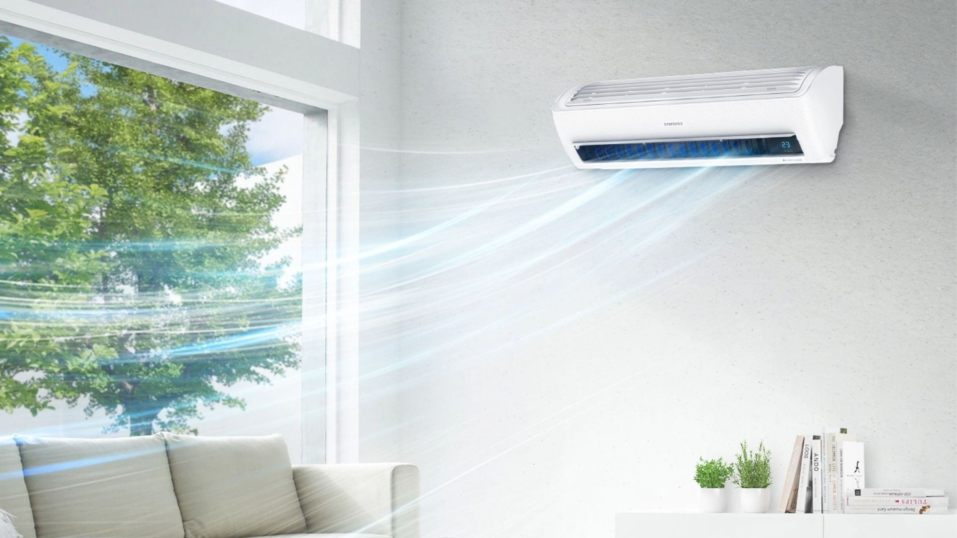 Ar-condicionado split Samsung soltando corrente de ar para refrescar sala