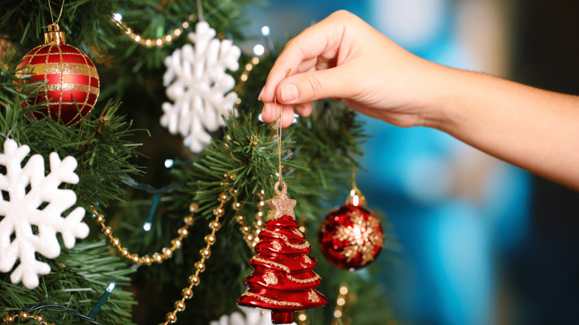 Sala de estar de natal branca e dourada com árvore de natal e