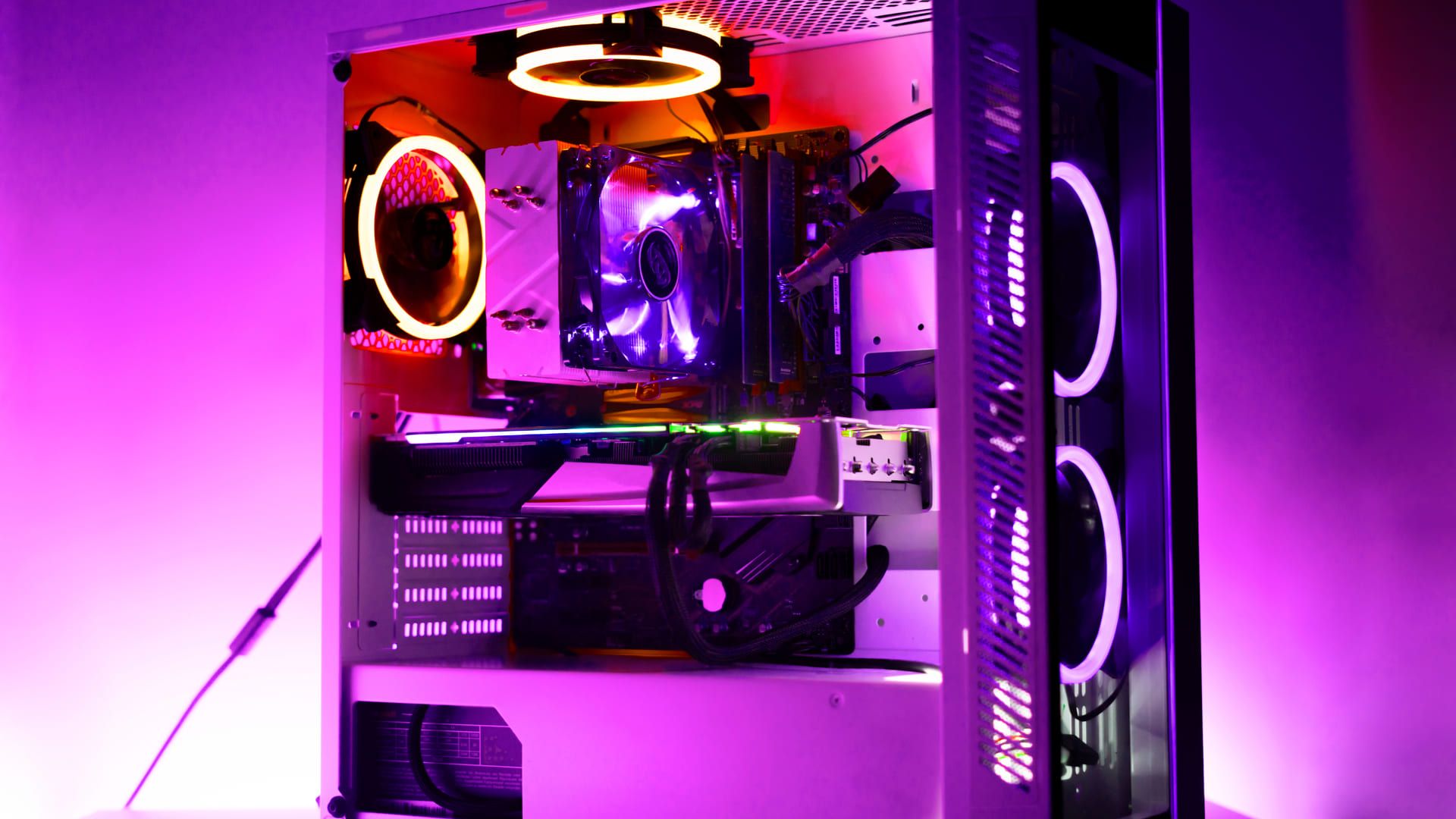 PC gamer por dentro, exibindo os componentes e com uma iluminação púrpura