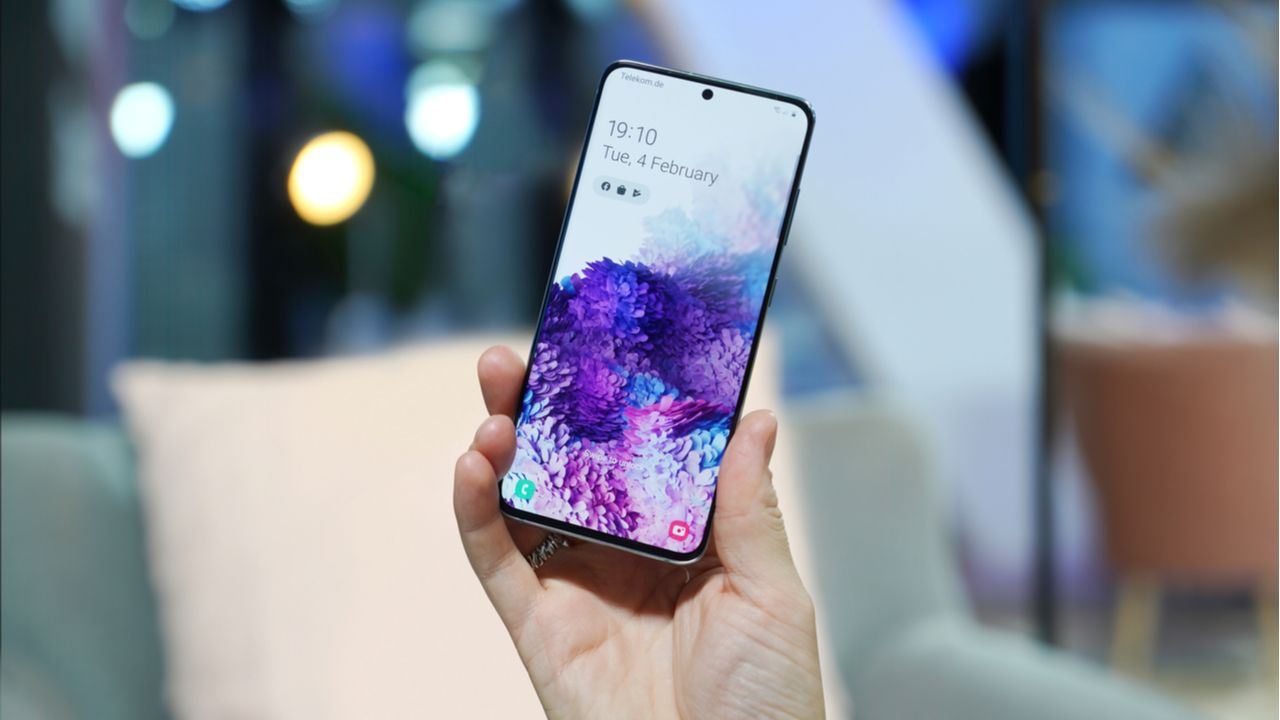 O Galaxy S20 tem tela AMOLED dinâmica (Foto: Shutterstock)
