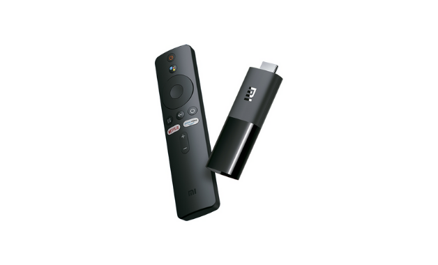Aparelho com saída USB e controle remoto do Mi TV Stick. (Imagem:Divulgação/Xiaomi)