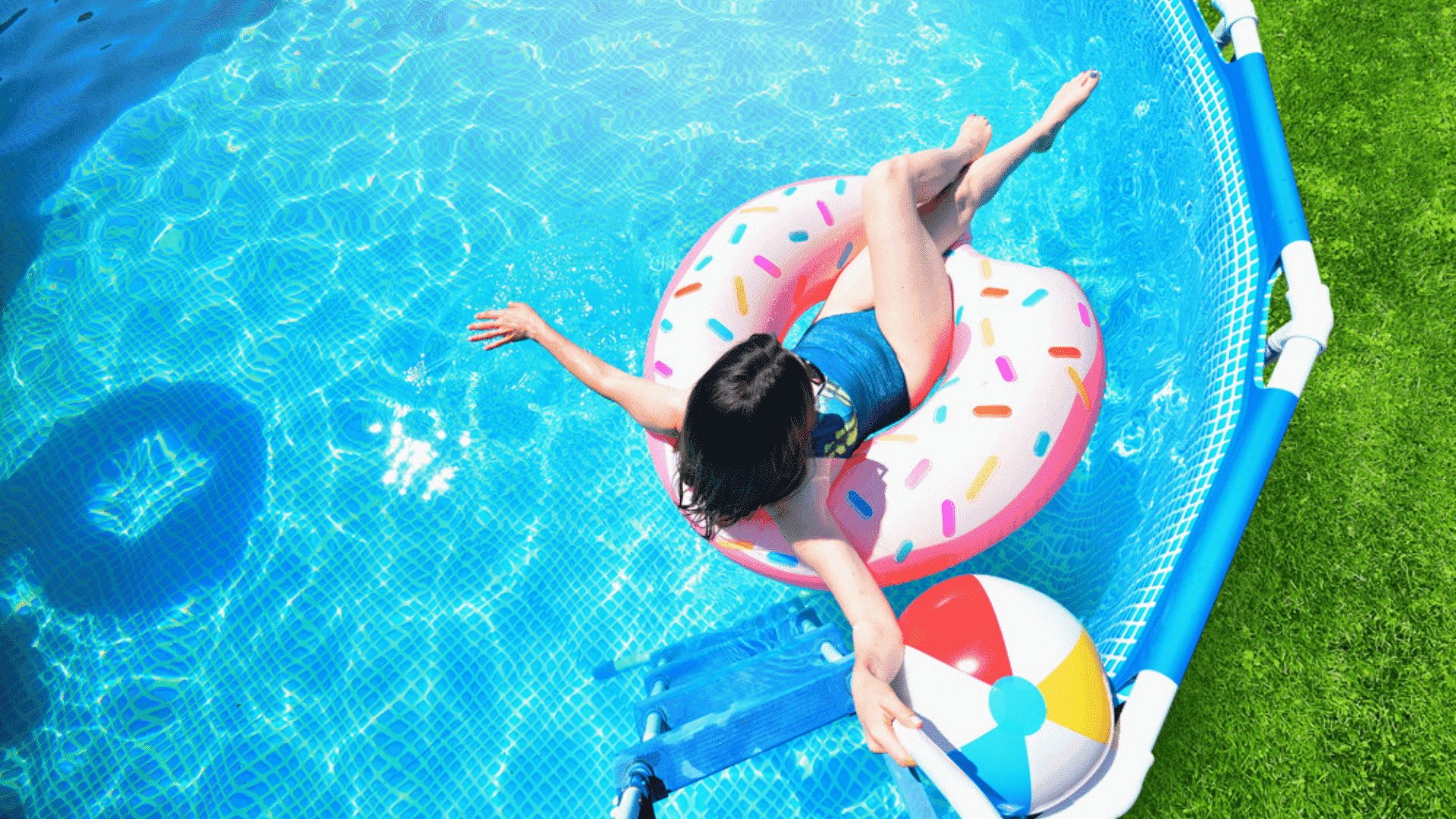 É importante tratar a piscina com bombas, filtros ou até mesmo cloro (Imagem: Reprodução/Shutterstock)