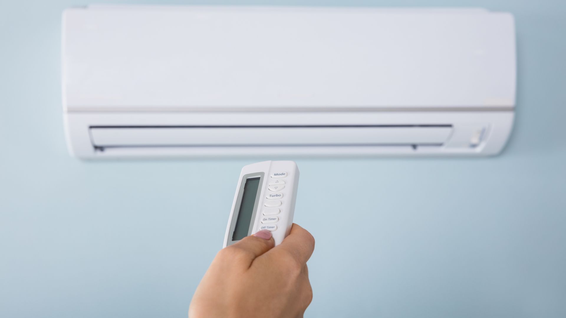 Confira a lista para saber qual o ar-condicionado mais econômico para sua casa! (Imagem: Reprodução/Shutterstock)