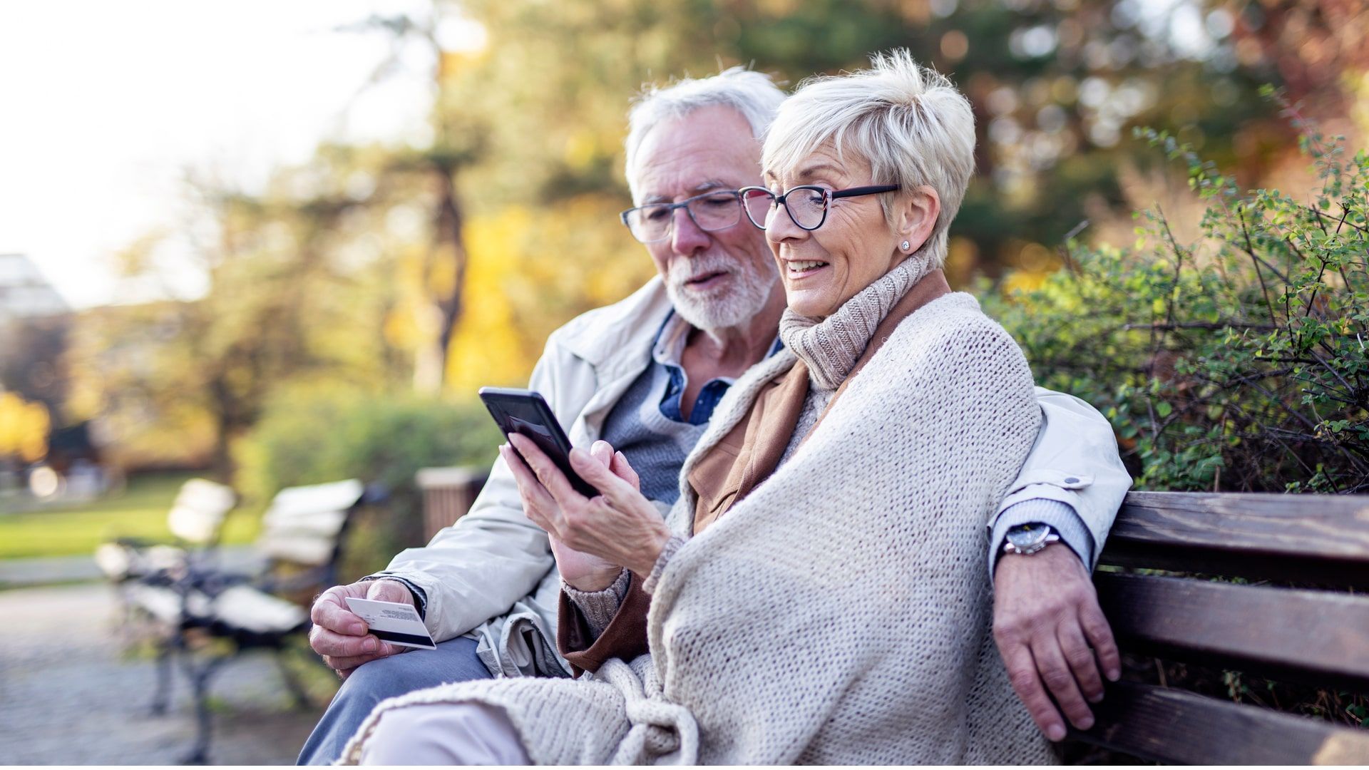 Celular para idoso: 5 modelos para básicos e baratos para comprar (Foto: Shutterstock)
