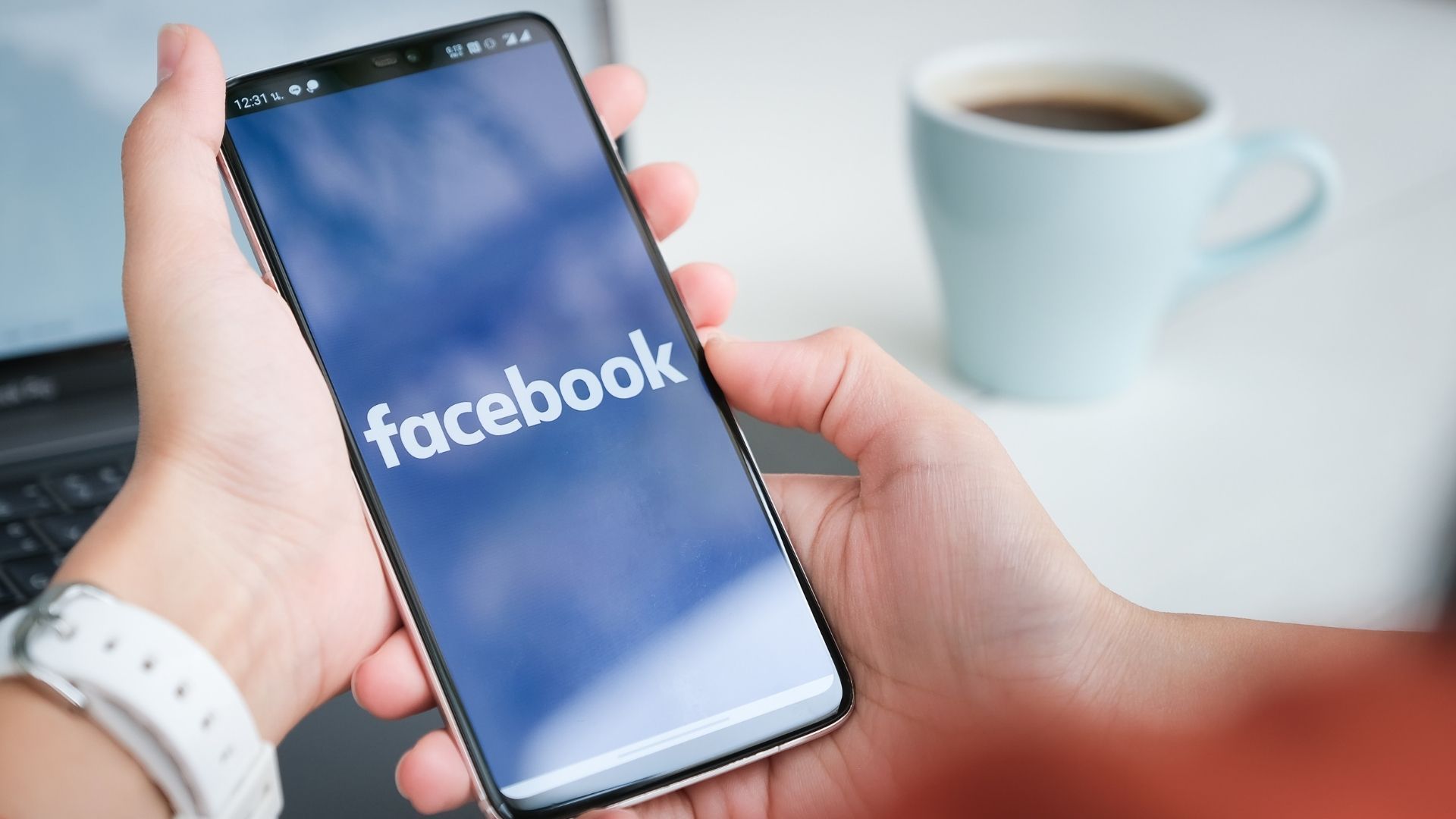 Você pode excluir ou desativar o Facebook pelo seu celular (Foto: Jirapong Manustrong / Shutterstock.com)