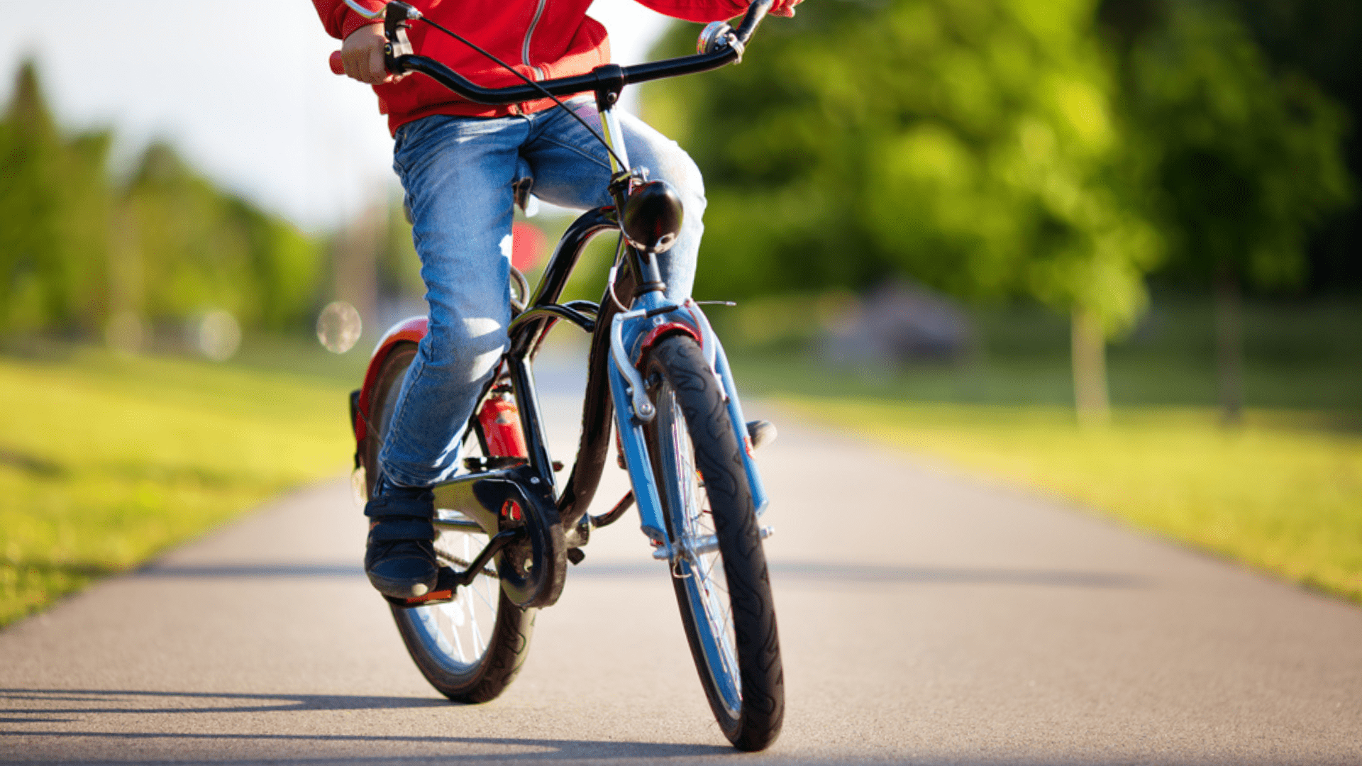 A altura do guidão da bicicleta infantil deve ser próxima à altura dos ombros (Imagem: Reprodução/Shutterstock)