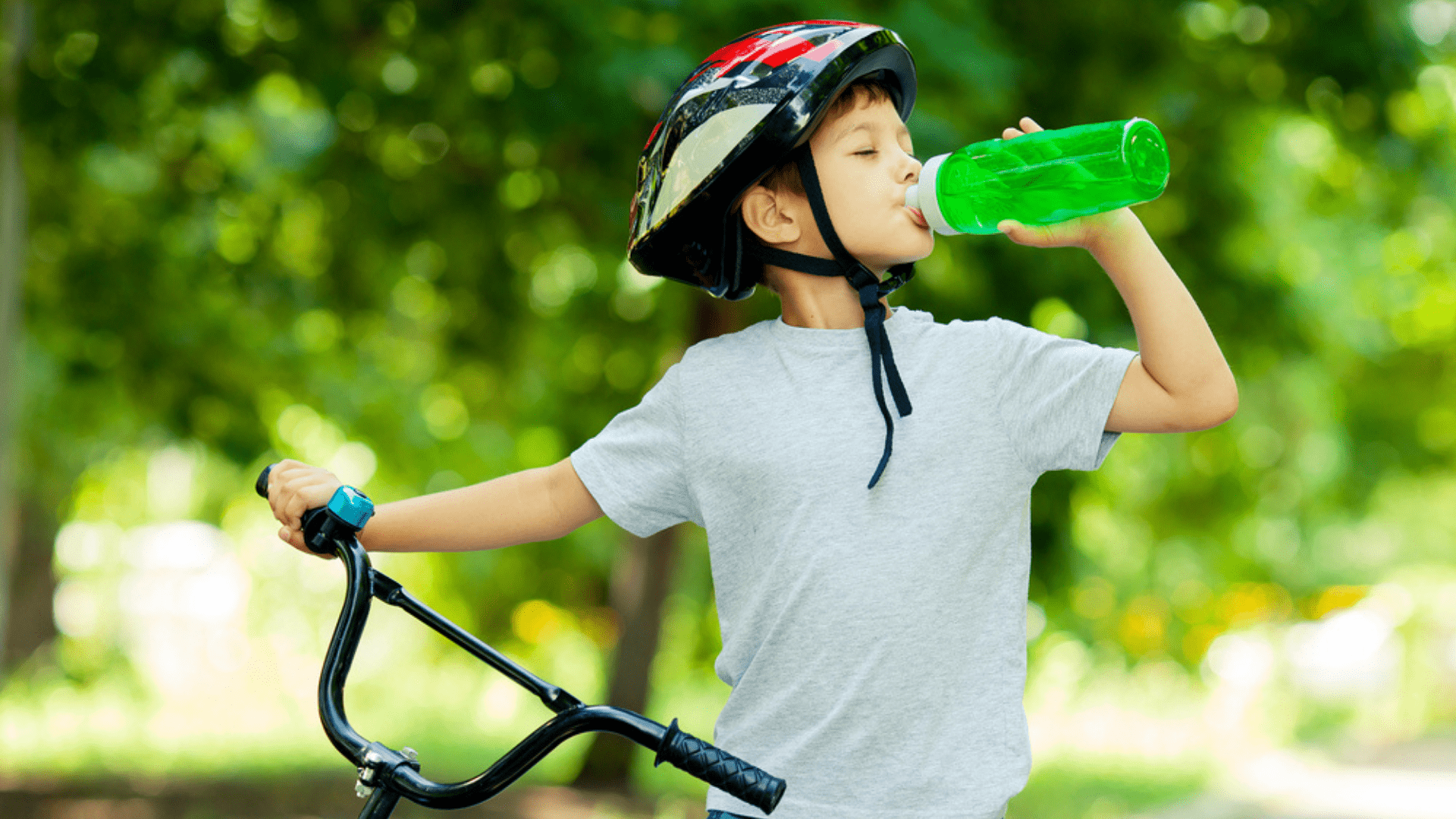 A garrafinha auxilia na hidratação durante as pedaladas (Imagem: Reprodução/Shutterstock)