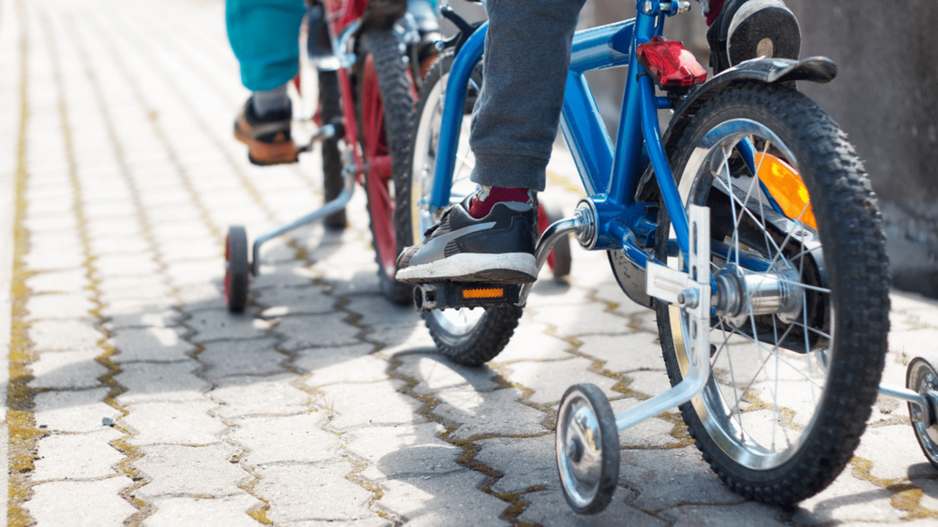 As rodinhas ajudam a criança a conquistar confiança na hora de pedalar (Imagem: Reprodução/Shutterstock)