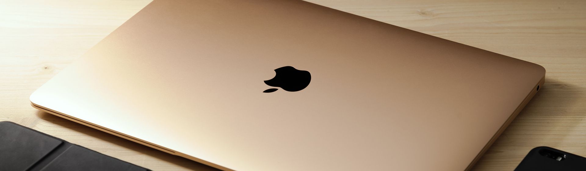 Capa do post: MacBook pode carregar iPhones no futuro, segundo patentes da Apple