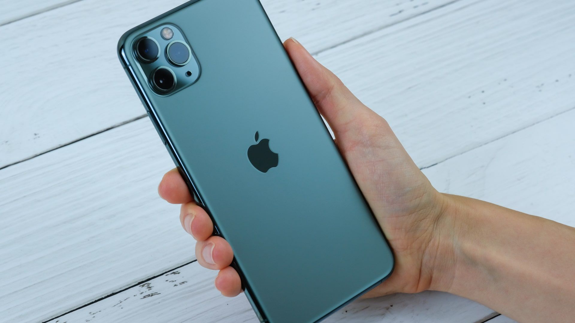 iPhone 11 Pro vem com carregador rápido que garante 50% de bateria em apenas 30 minutos - Foto: Shutterstock