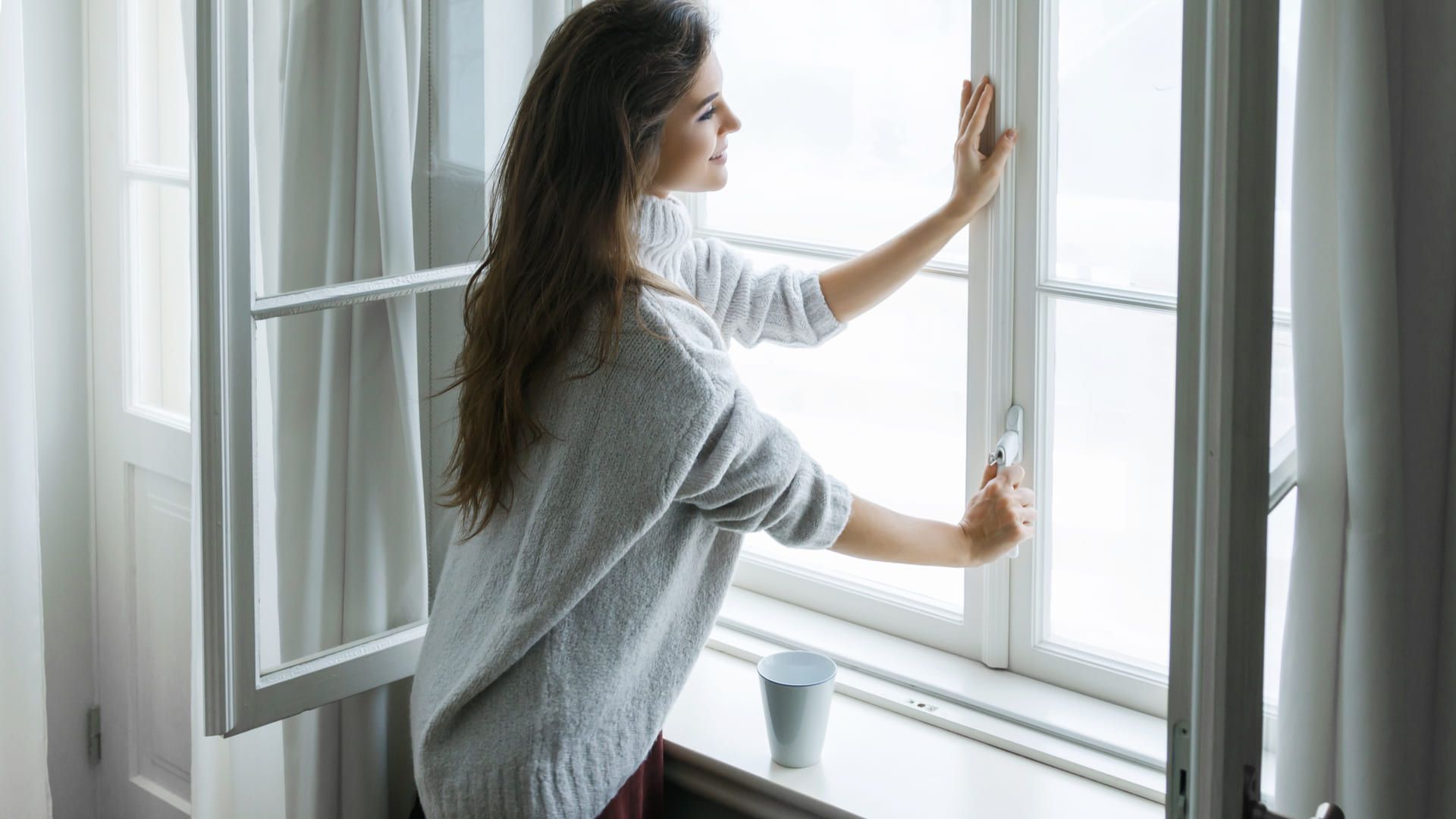 Evite o vazamento do ar gelado pelas janelas e portas. (Imagem: Reprodução/Shutterstock)