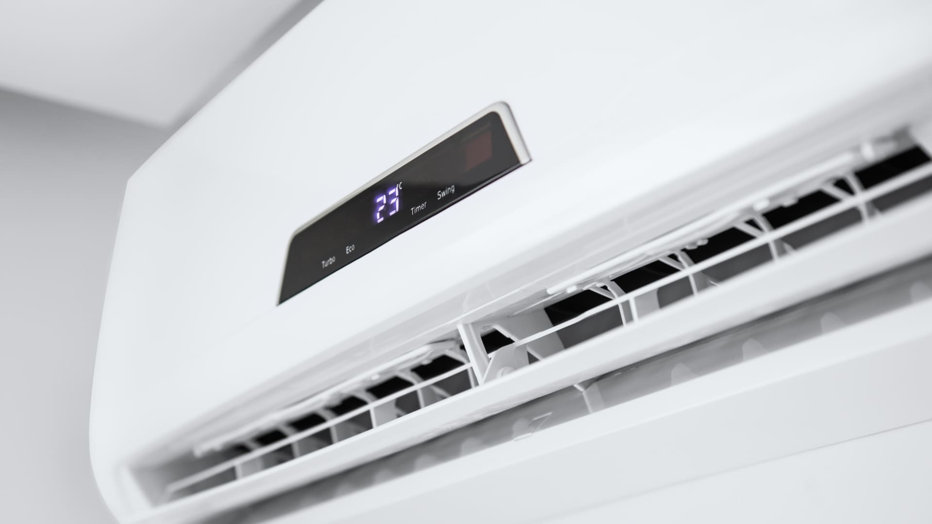 Um ar condicionado econômico ajuda a reduzir gastos (Imagem: Reprodução/Shutterstock)