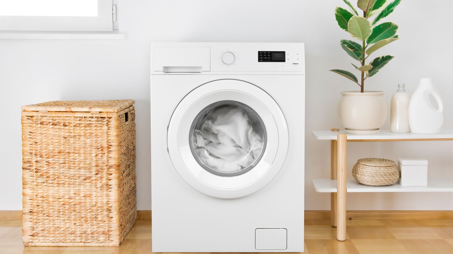 Separar as roupas por cores e tipos de tecido é o primeiro passo para aprender como lavar roupa (Foto: Shutterstock)