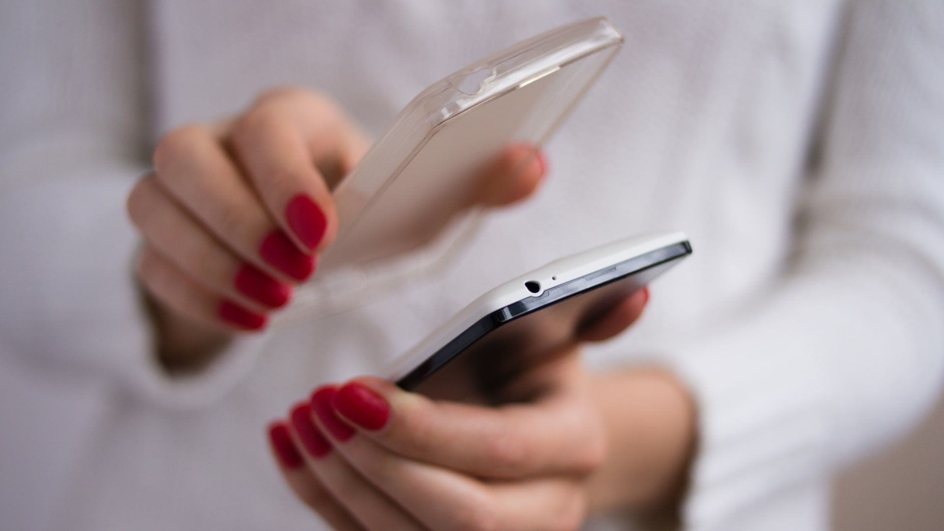 Como limpar capinha transparente? Processo exige alguns produtos de limpeza (Foto: Shutterstock)