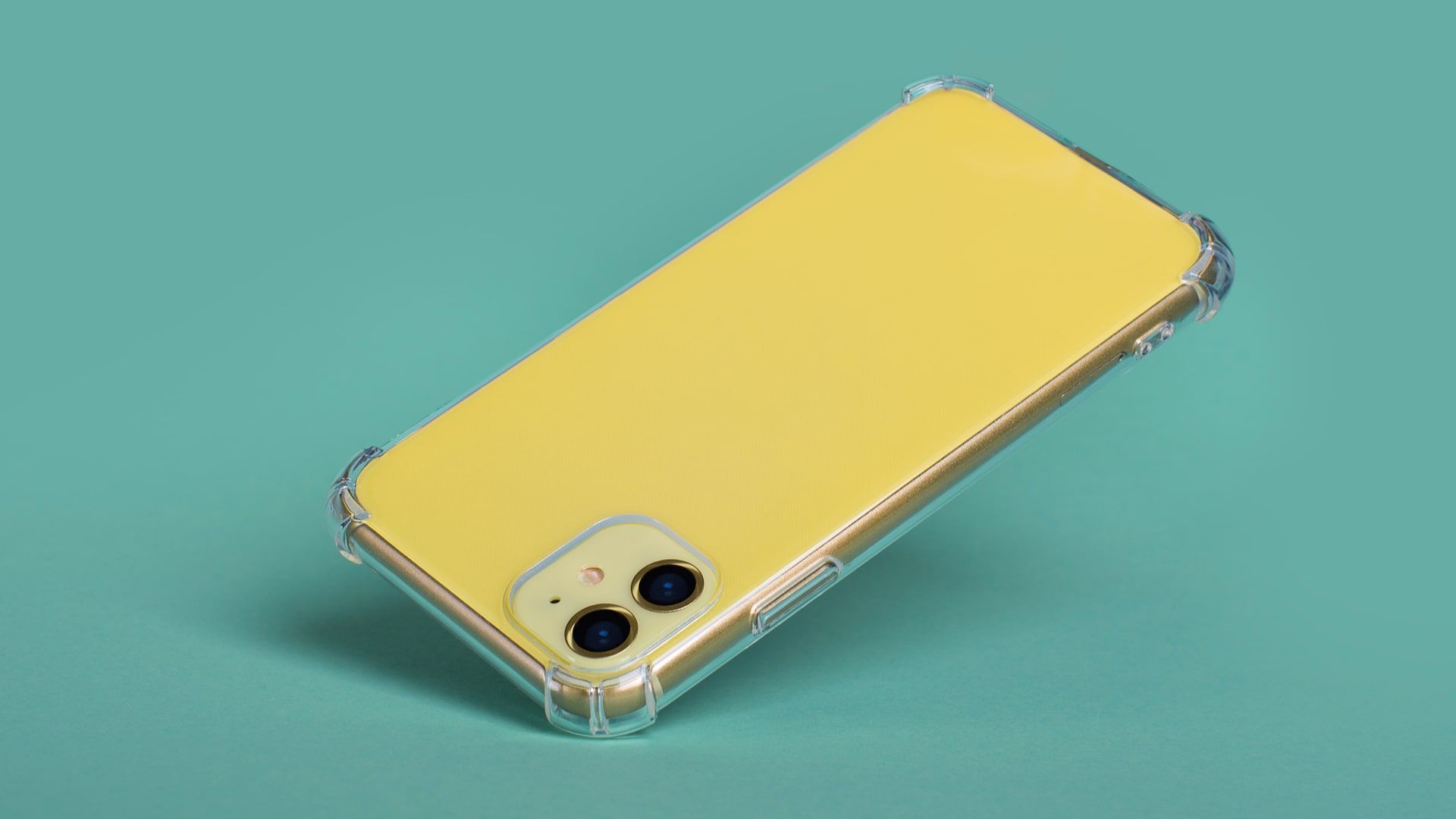 Como limpar capinha transparente? Água e detergente é a solução mais comum(Foto: Shutterstock)