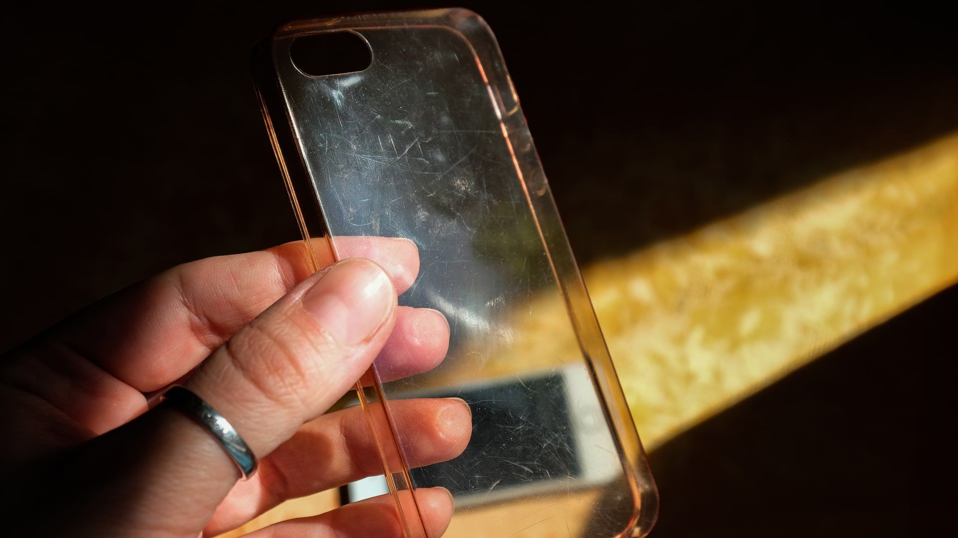 Como limpar capinha transparente? Veja dicas para tirar aspecto amarelado (Foto: Shutterstock)